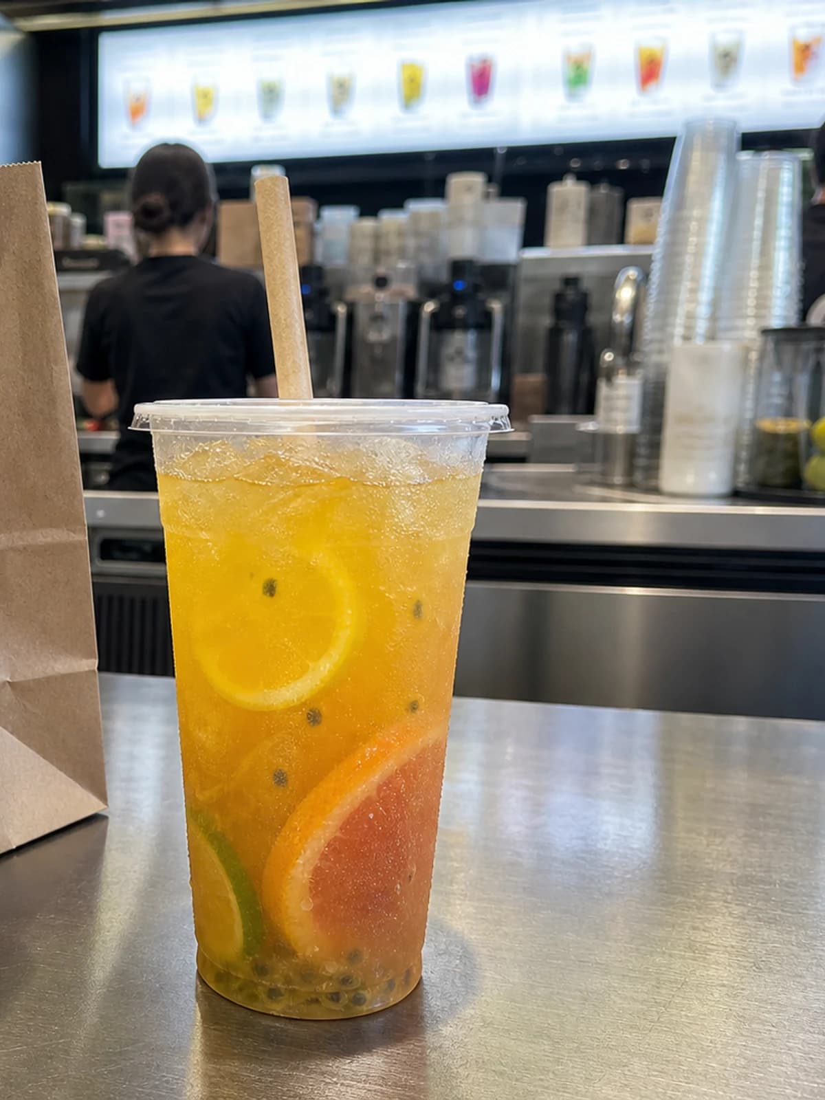 [1,000 ct] 20 oz Clear Plastic Cold Cups | PET | 95 mm in use case scene